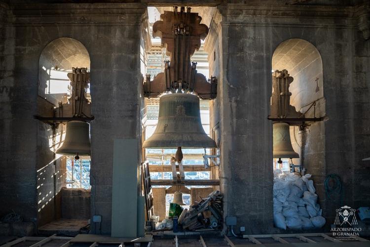 Imagen del campanario en la que se puede observar el andamiaje exterior.