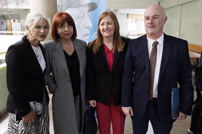 La viuda de Rafael Alberti, María Asunción Mateo (c), junto a la consejera de Cultura y Deporte, Patricia del Pozo (i); y la escritora Remedios Sánchez (2d) en la inauguración del congreso.