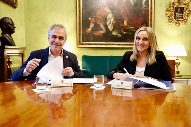 La alcaldesa, Marifrán Carazo, y el director del Instituto de Astrofísica de Andalucía, Antxon Alberdi, firman el manifiesto de adhesión para la capitalidad europea de la Cultura.