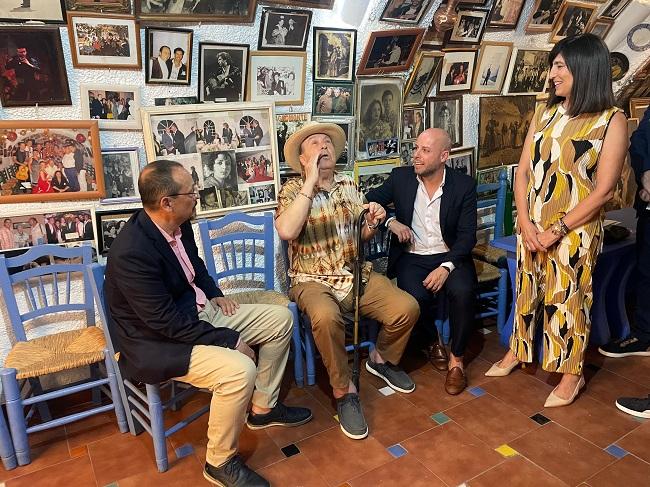 Curro Albayzín con el alcalde de Ogíjares, el delegado de la Junta y la diputada provincial de Cultura.