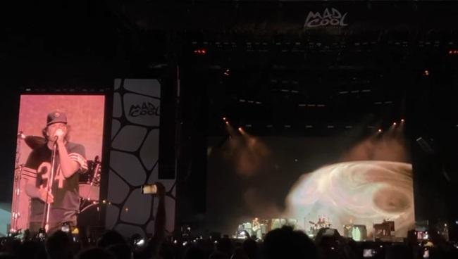 Eddi Vedder, en la pantalla gigante, durante la actuación de Pearl Jam, en el Mad Cood.