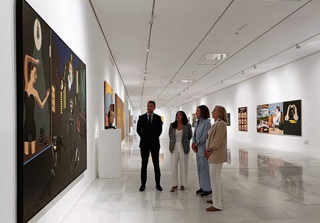 El director de Área de Negocio Granada Capital y Metropolitana Norte de CaixaBank, Javier Rivas, la comisaria Marisa Oropesa, la viuda de Eduardo Arroyo, Isabel Azcárate, y la presidenta de CajaGranada Fundación, María Elena Martín Vivaldi.