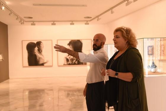 Paco Montañés y Fátima Gómez, en la inauguración de la exposición del artista.