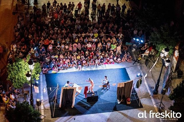 Las representaciones son al aire libre, con gran afluencia de público. 