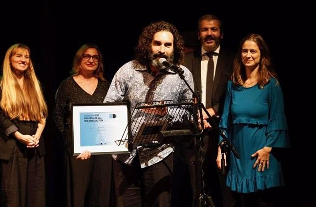 El compositor Julián Sánchez al recibir el galardón.