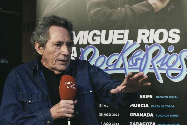 Miguel Ríos durante la entrevista.