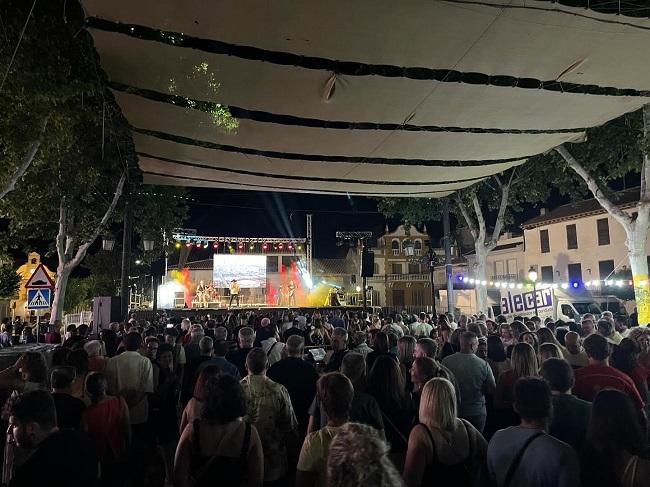 Asistentes al concierto en el Paseo del Prado de Fuente Vaqueros.