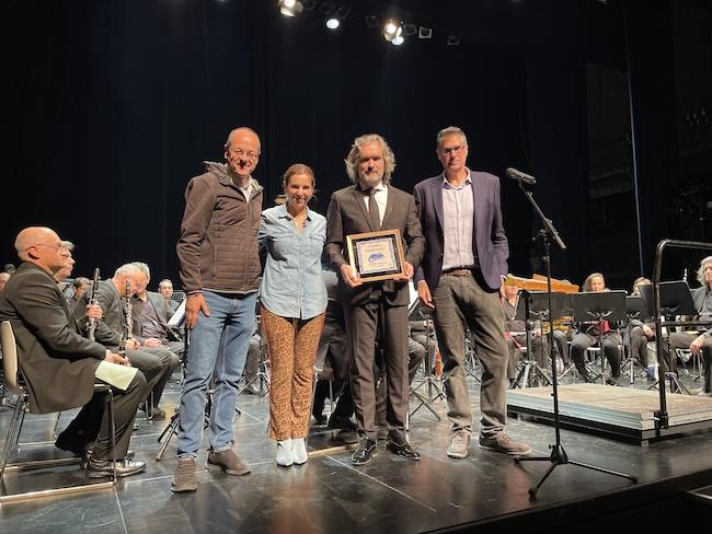 entrega del IV Memorial Fernando Marías que ha otorgado el Festival Gravite a la Banda Municipal de Música del Ayuntamiento de Granada. Ángel Carreño, director de la Banda, recoge el galardón.