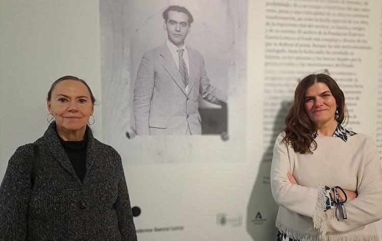 Laura García Lorca y Melissa Dinverno, una de las comisarias, junto a la fotografía de Federico que da la bienvenida a la exposición.