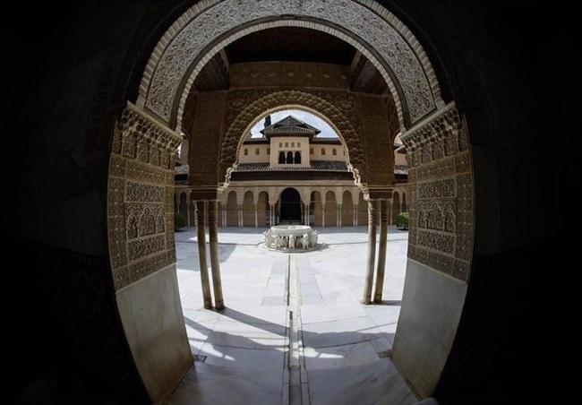 Patio de los Leones de la Alhambra. 