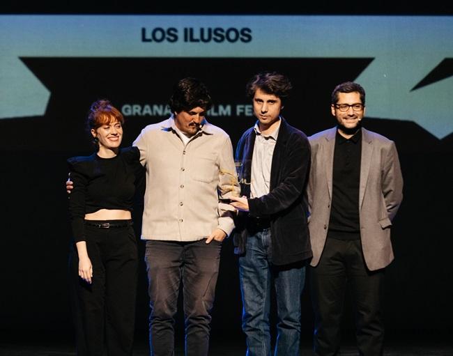 Mafo entrega el Premio Sin Fin.