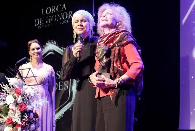 Marisa Paredes, con Pasión Vega, el pasado noviembre en Granada.