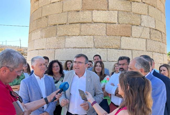 José Antonio Montilla atiende a los periodistas, este lunes, en La Malahá.