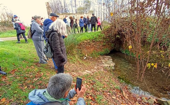 Visitante en la Ruta del Agua, una de las visitas sobre espacios lorquianos. 