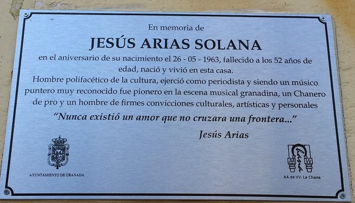 Placa de homenaje a Jesús Arias.