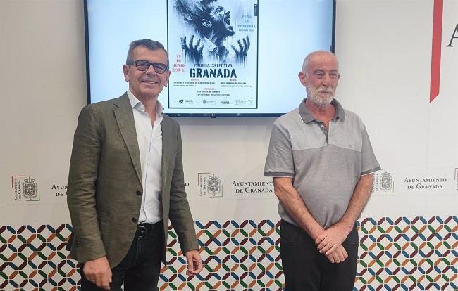El concejal de Cultura de Granada, Juan Ramón Ferreira, junto al presidente de la Peña La Platería, Víctor Vázquez.