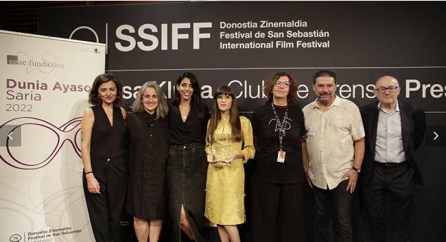 De izda a dcha: Maider Oleaga, Lara Izagirre, Ainhoa Rodríguez (jurado), Rocío Mesa (Premio Dunia Ayaso 2022), Silvia Pérez de Pablos (directora institucional del Audiovisual de Fundación SGAE), Antonio Onetti (presidente de SGAE) y José Luis Rebordinos (director del Festivde San Sebastián ).