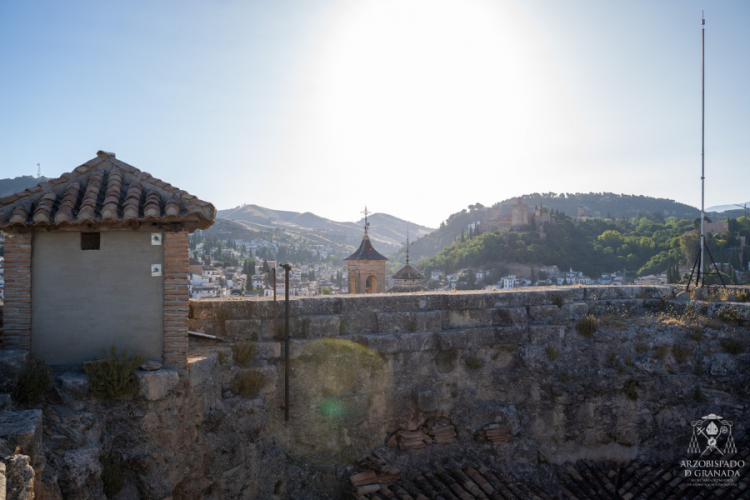 Vista de Granada, con la Torre de la Vela al fondo, desde la cubierta, que se convertirá en mirador.