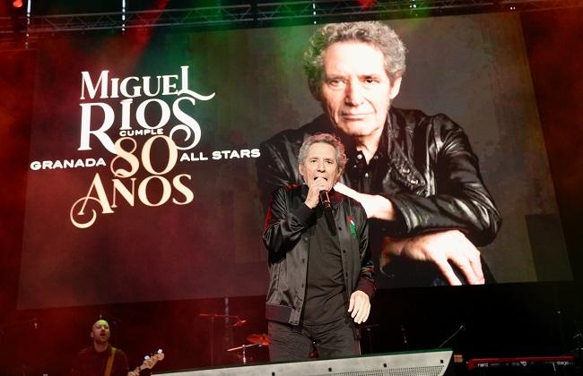 Miguel Ríos, al inicio del concierto de este sábado en Granada. 