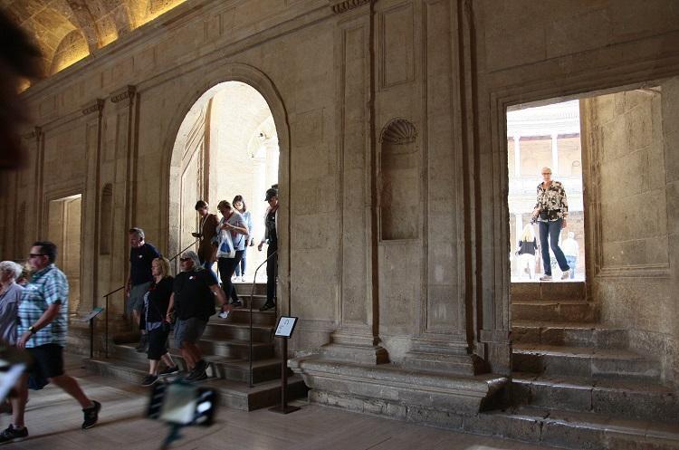 Turistas en el Palacio de Carlos V, en una imagen de archivo.