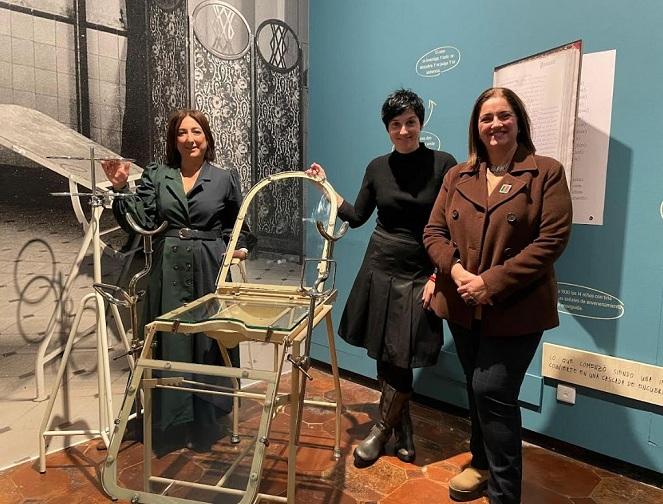 De izq. a dcha., Maga Sánchez, Clara Peñalver y Mª Luisa Bellido, con algunos objetos de la exposición.