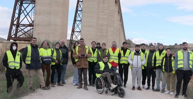 Investigadores de la UJA y alumnado participante en el proyecto, junto al puente.