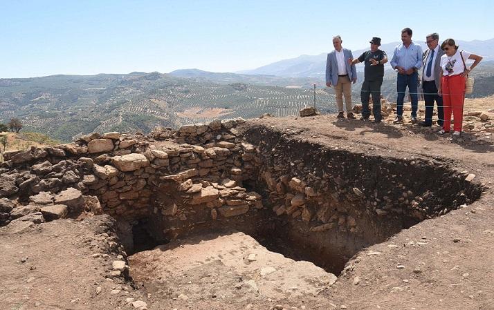 La muralla está enclavada en una meseta con amplias vistas de la comarca. 