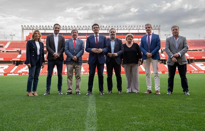 Ediles de PSOE y PP posan en el césped de Los Cármenes. 