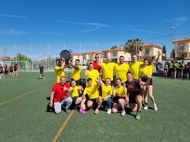 El alcalde con participantes en la jornada deportiva.