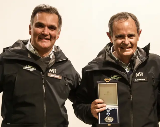 El director general de Cetursa, Jesús Ibáñez, junto a Eduardo Valenzuela, en uno de los reconocimientos que el ex director de Montaña de Cetursa,ha sido distinguido.