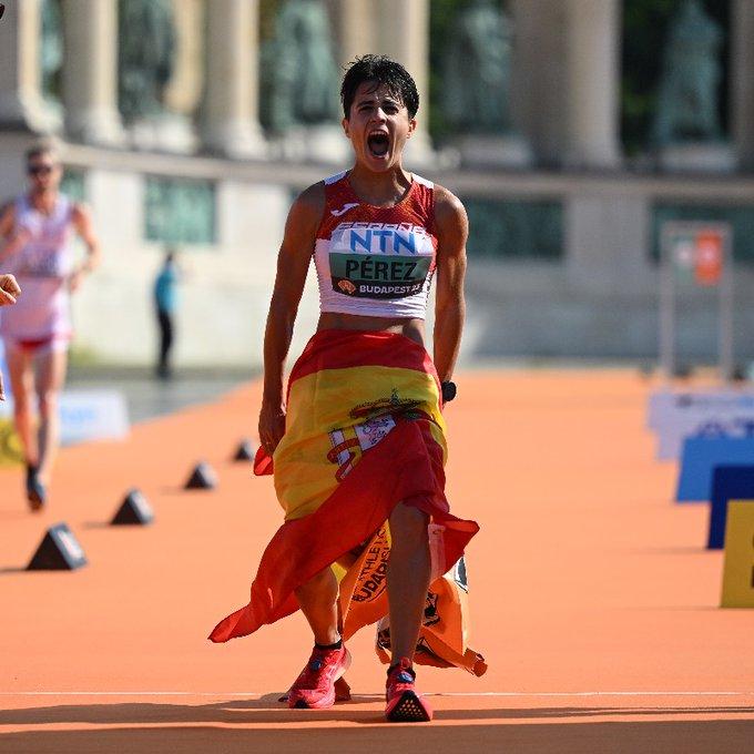 María Pérez grita de rabia y alegría al entrar en meta en los 35 km marcha. 