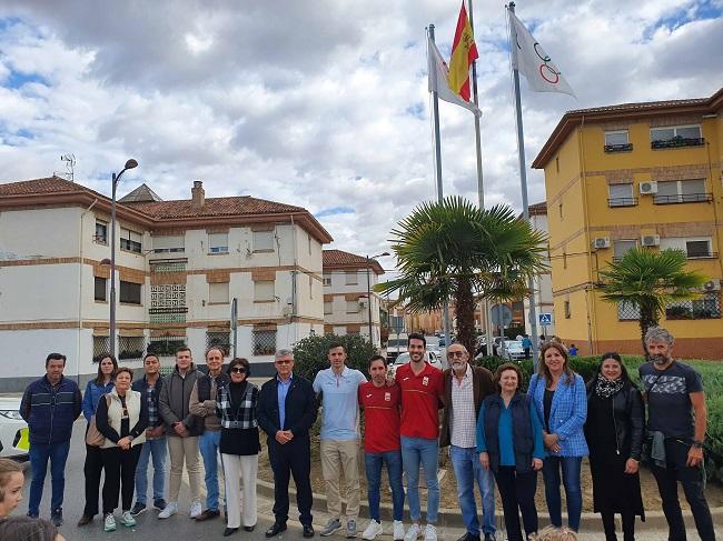 Foto de familia tras la inauguración de la rotonda. 