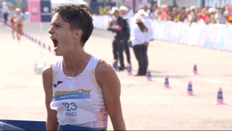 Grito de María Pérez tras entrar en meta y lograr la medalla de oro. 