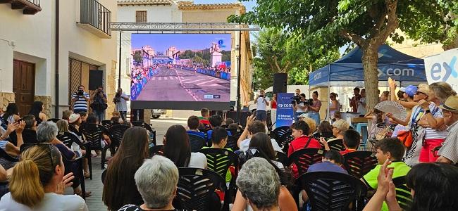 Vecinos y vecinas de Orce han seguido la prueba en una pantalla en el Paseo de los Caños.