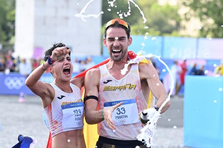 María Pérez y Álvaro Martín celebran la victoria en París.