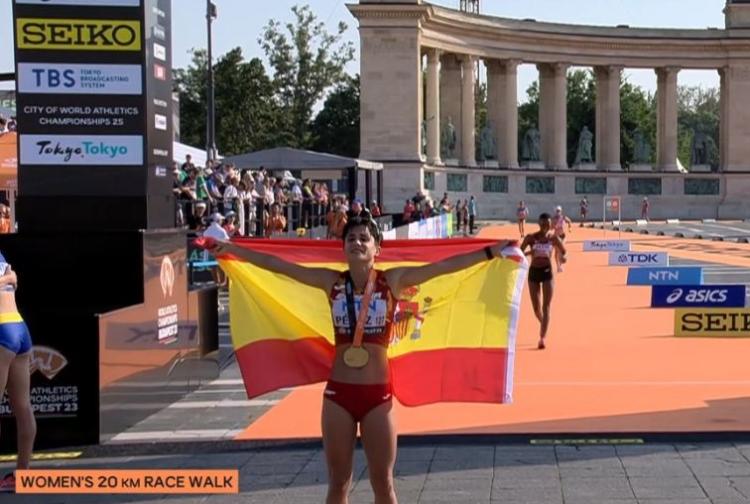 María Pérez, con la bandera de España tras entrar en meta. 