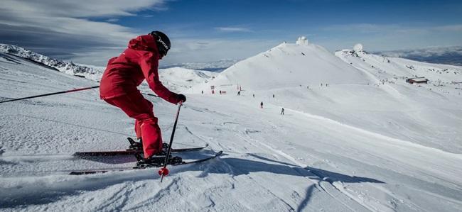 Disfruta del esquí en Sierra Nevada.