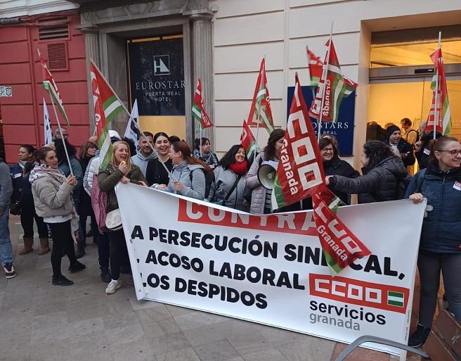 Protesta en la puerta del Hotel Puerta Real, en pleno centro. 