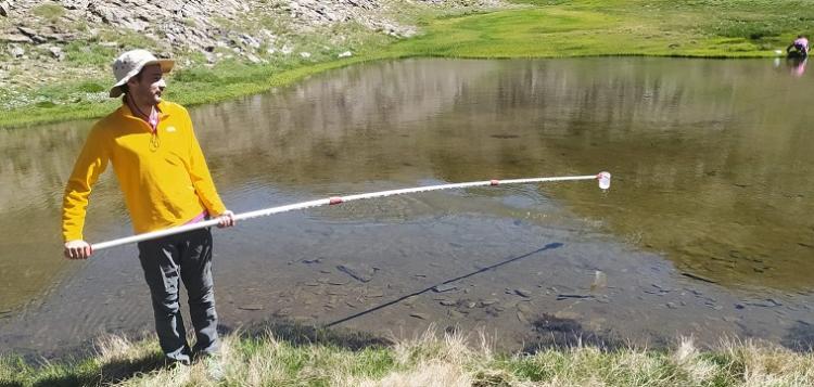 Recogida de muestras en el lagunillo bajo del Púlpito, el pasado sábado. 