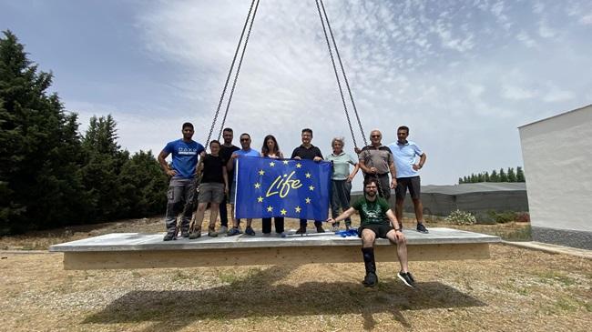 El equipo de UIMA-UGR, en la prueba de carga del prototipo de forjado mixto madera-hormigón de IberoLam Timber&Technology, que será exhibido durante la jornada.