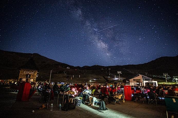 Visitantes disfrutan del cielo estrellado en Borreguiles. 