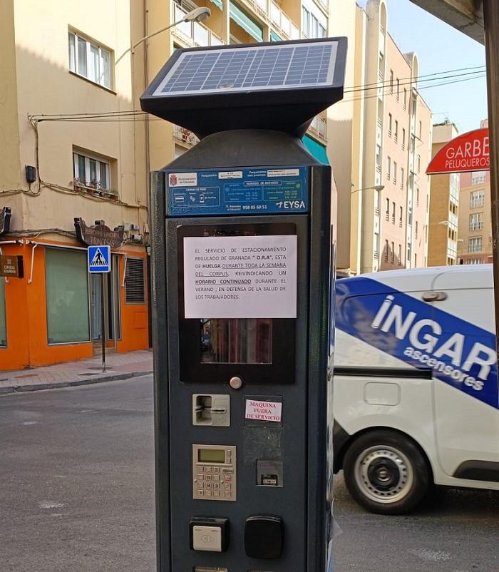 Máquina de la Zona ORA en la que se informa de la huelga.