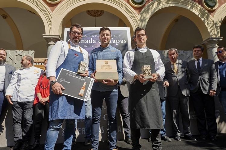 Los representantes de los tres establecimientos ganadores de Granada de Tapas. 