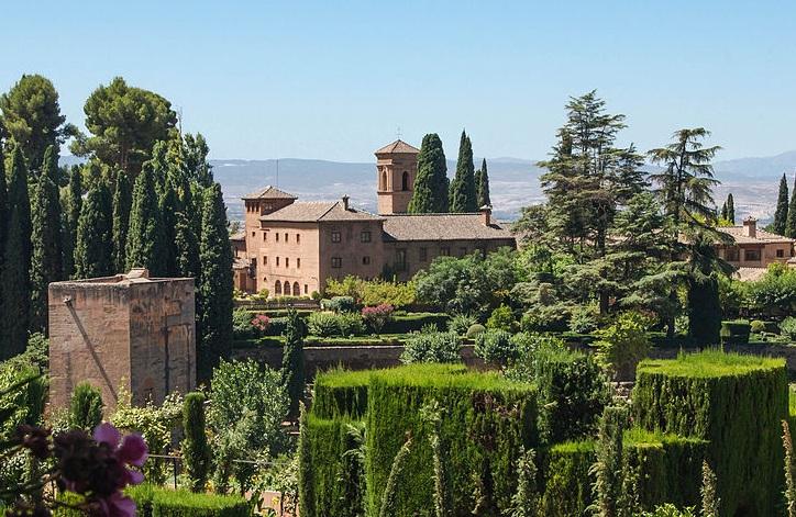 Vista del Parador de Granada y su zona ajardinada. 