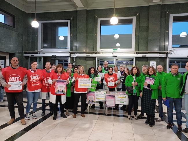 Representantes sindicales en la entrada del hospital.