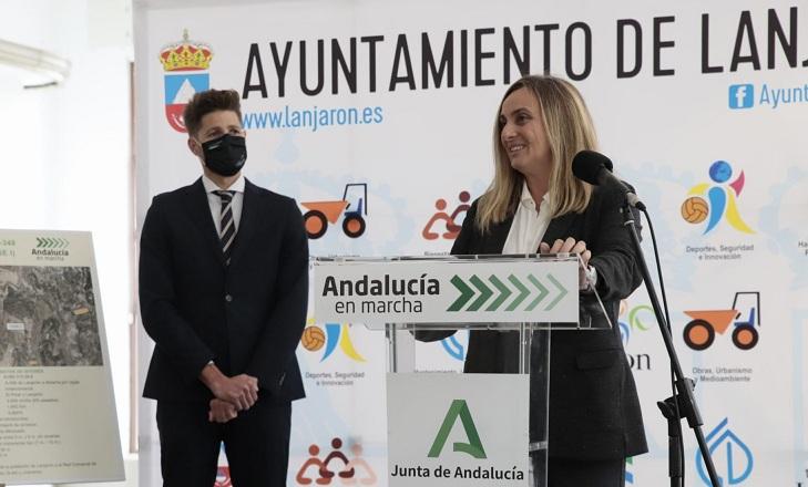 Marifrán Carazo presenta el nuevo acceso a la Alpujarra. 