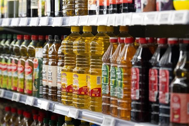 Botellas de aceite en un supermercado.