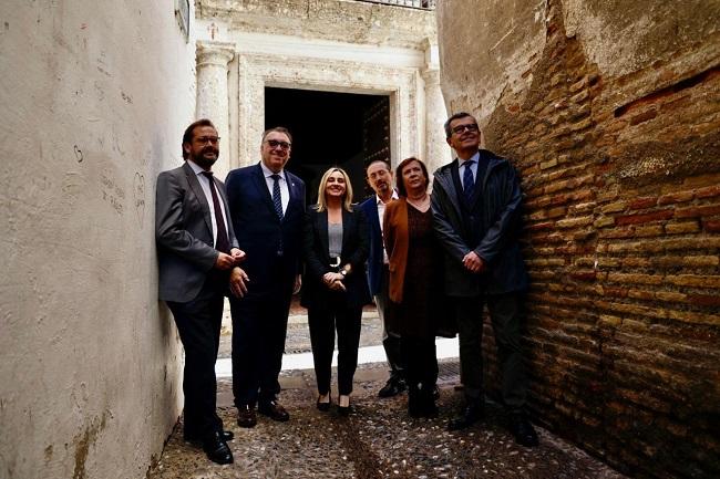 El consejero y la alcaldesa, con otros cargos de la Junta y el Ayuntamiento, junto a Casa Ágreda.