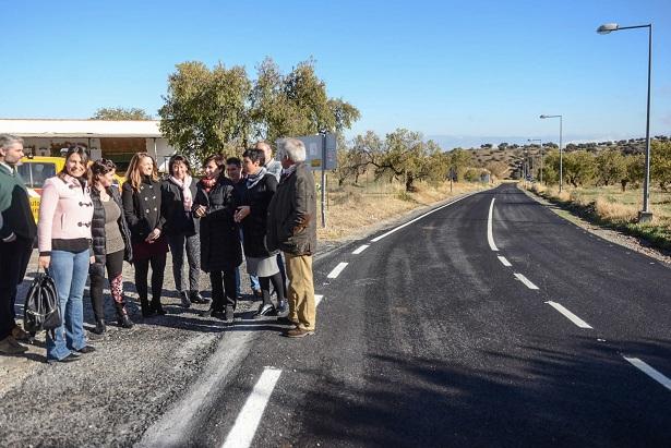 Reposición del firme en la carretera a la altura de Agrón.