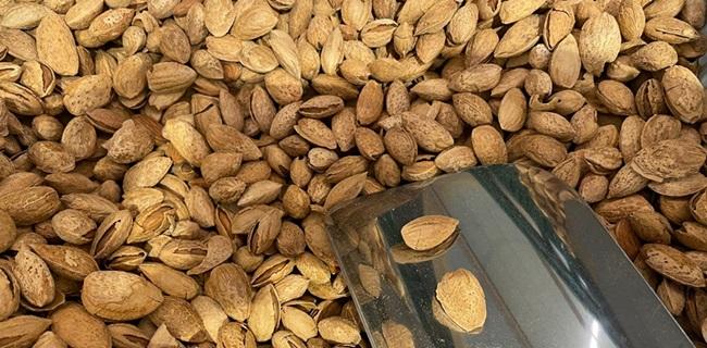 Almendras en un comercio de Granada.